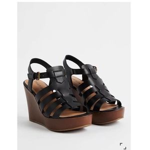 Torrid size 8.5WW Fisherman Wedge - Black (Ww) wide width
